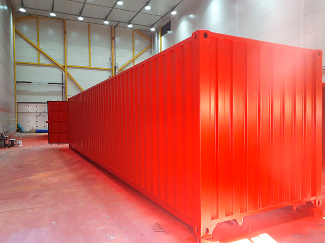 Окрашенный в красный цвет контейнер